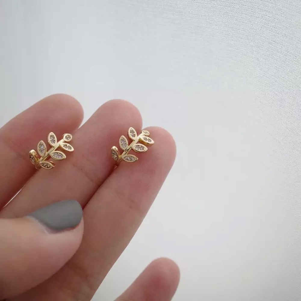 “Nature Dweller” Leaf Diamond No Pierce Ear Cuff - Picture 3 of 7